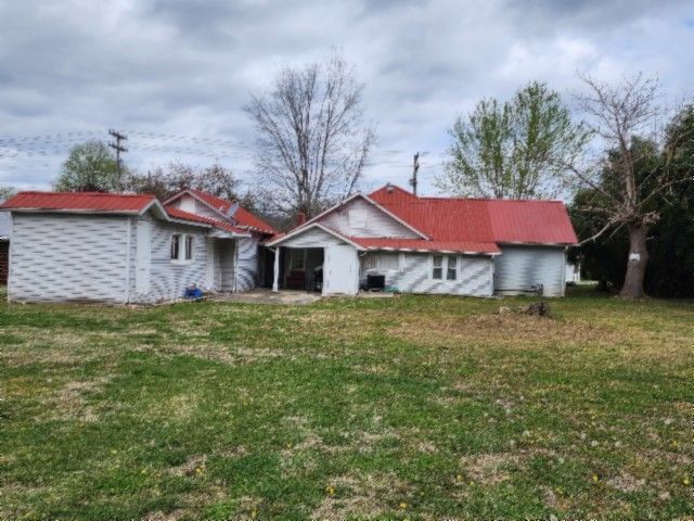 218 E Lake Ave, Celina, TN 38551