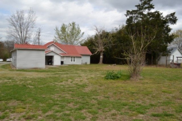 218 E Lake Ave, Celina, TN 38551