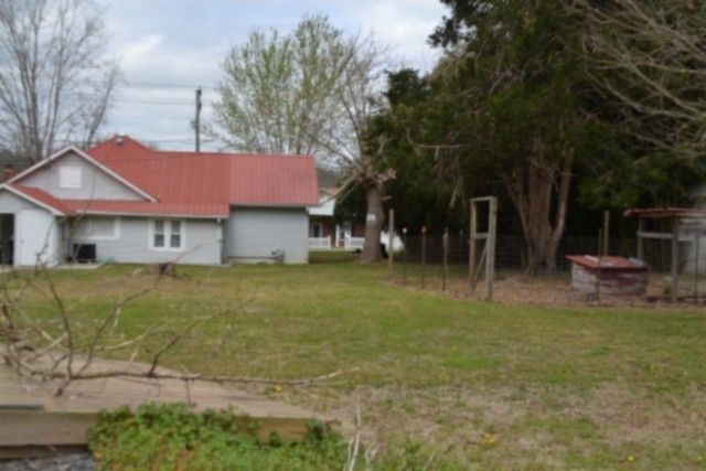 218 E Lake Ave, Celina, TN 38551