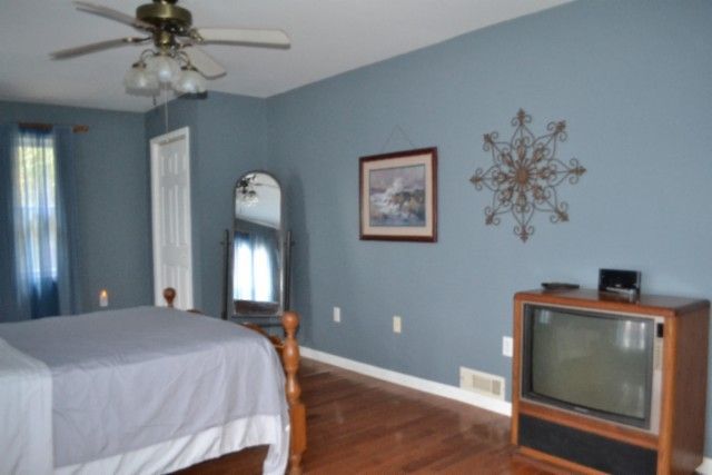 218 E Lake Ave, Celina, TN 38551