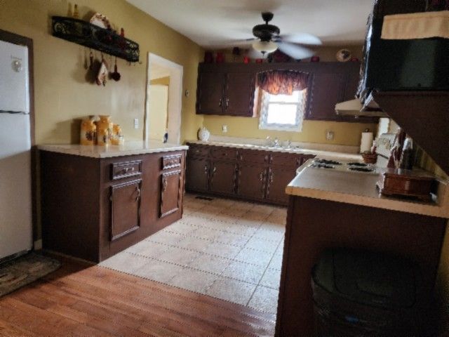 218 E Lake Ave, Celina, TN 38551