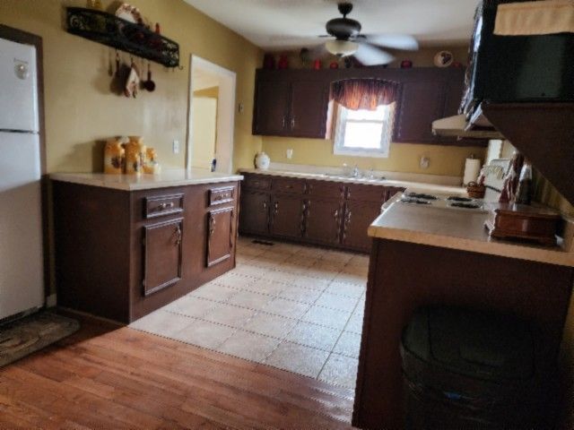 218 E Lake Ave, Celina, TN 38551