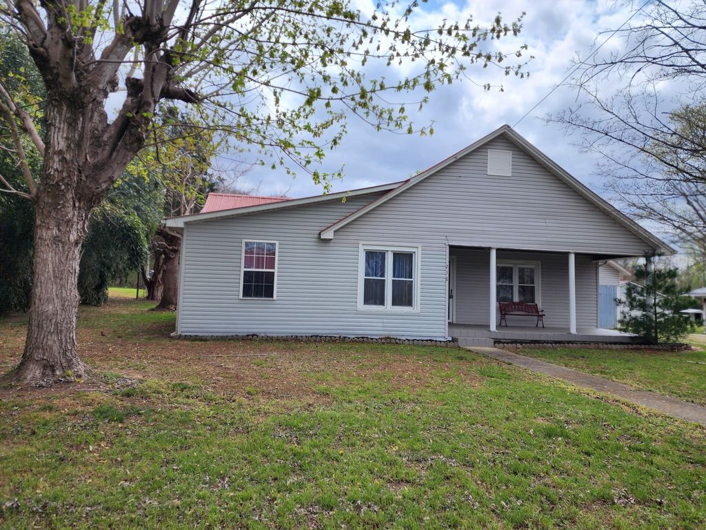 218 E Lake Ave, Celina, TN 38551
