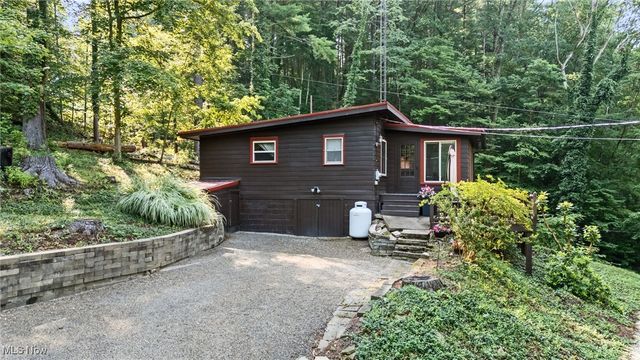 6090 Revere Road SW, Bowerston, OH 44695