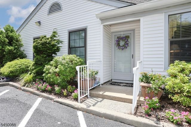 73 Konight Ct, Mahwah Twp., NJ 07430