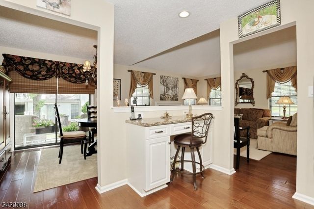 73 Konight Ct, Mahwah Twp., NJ 07430