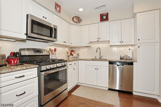 73 Konight Ct, Mahwah Twp., NJ 07430