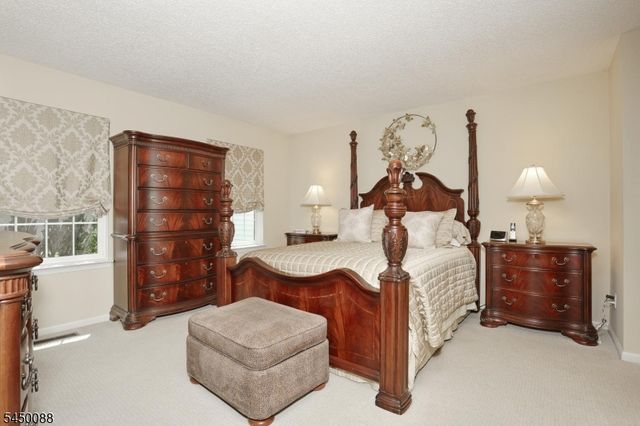 73 Konight Ct, Mahwah Twp., NJ 07430