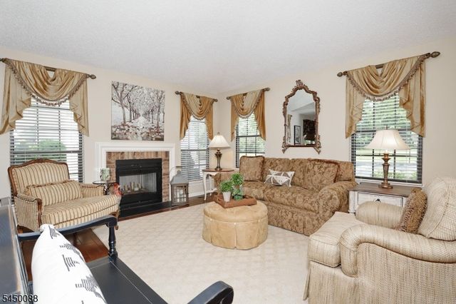 73 Konight Ct, Mahwah Twp., NJ 07430