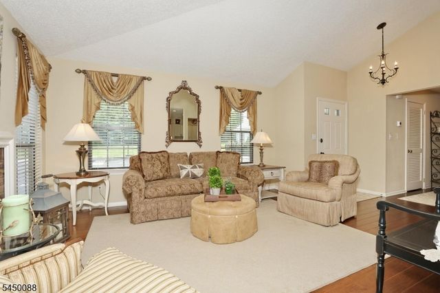 73 Konight Ct, Mahwah Twp., NJ 07430