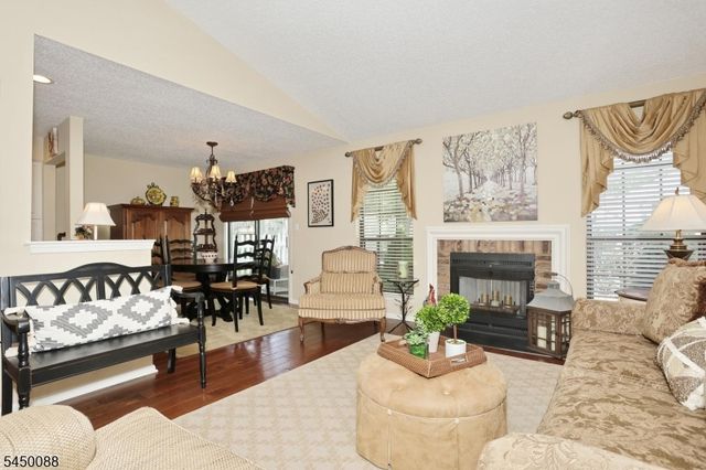 73 Konight Ct, Mahwah Twp., NJ 07430