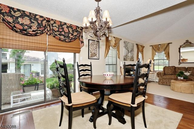 73 Konight Ct, Mahwah Twp., NJ 07430