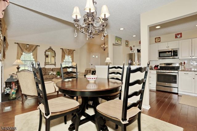 73 Konight Ct, Mahwah Twp., NJ 07430