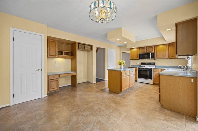 97 Wakecliffe Dr, Greece, NY 14616