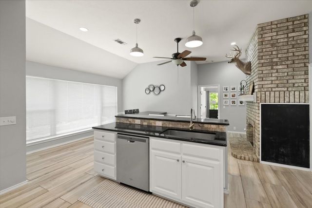 10200 Fieldcrest Drive, Benbrook, TX 76126
