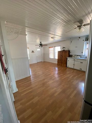 2667 COUNTY ROAD 134, Floresville, TX 78114