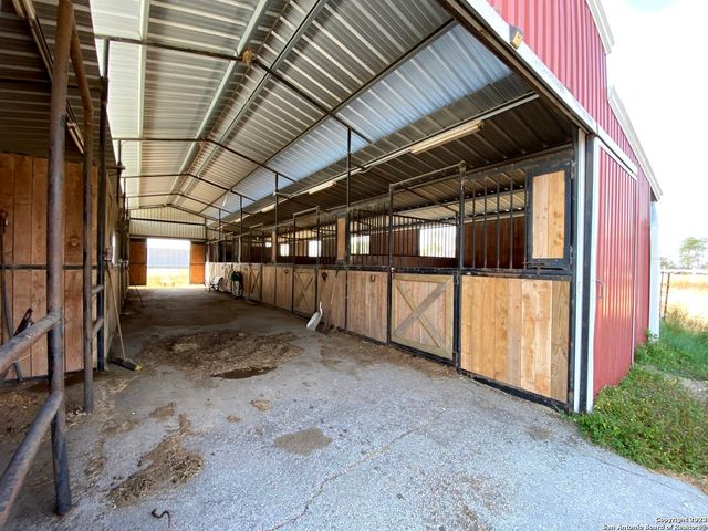 2667 COUNTY ROAD 134, Floresville, TX 78114