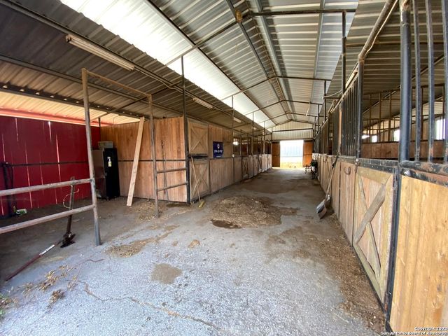2667 COUNTY ROAD 134, Floresville, TX 78114