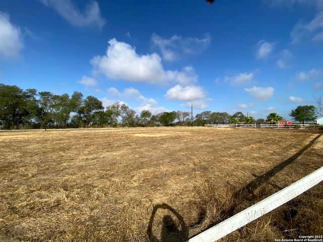 2667 COUNTY ROAD 134, Floresville, TX 78114