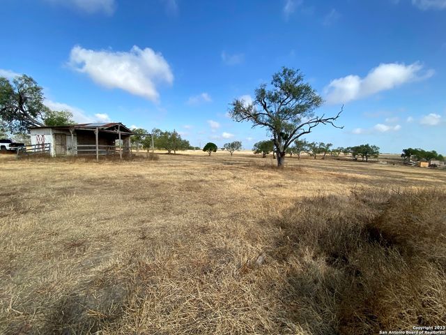 2667 COUNTY ROAD 134, Floresville, TX 78114
