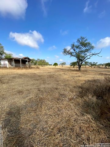 2667 COUNTY ROAD 134, Floresville, TX 78114