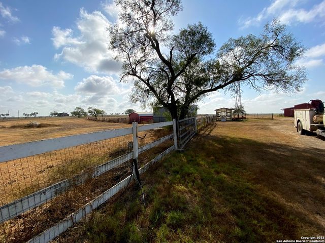 2667 COUNTY ROAD 134, Floresville, TX 78114