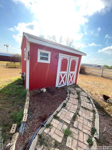 2667 COUNTY ROAD 134, Floresville, TX 78114
