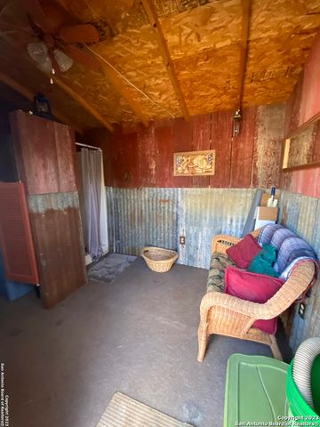 2667 COUNTY ROAD 134, Floresville, TX 78114