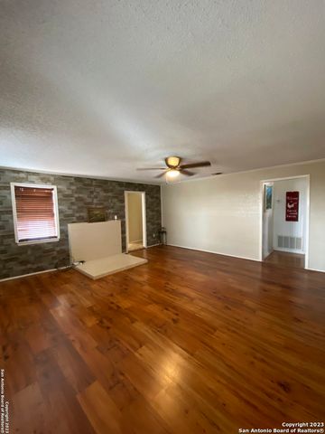 2667 COUNTY ROAD 134, Floresville, TX 78114
