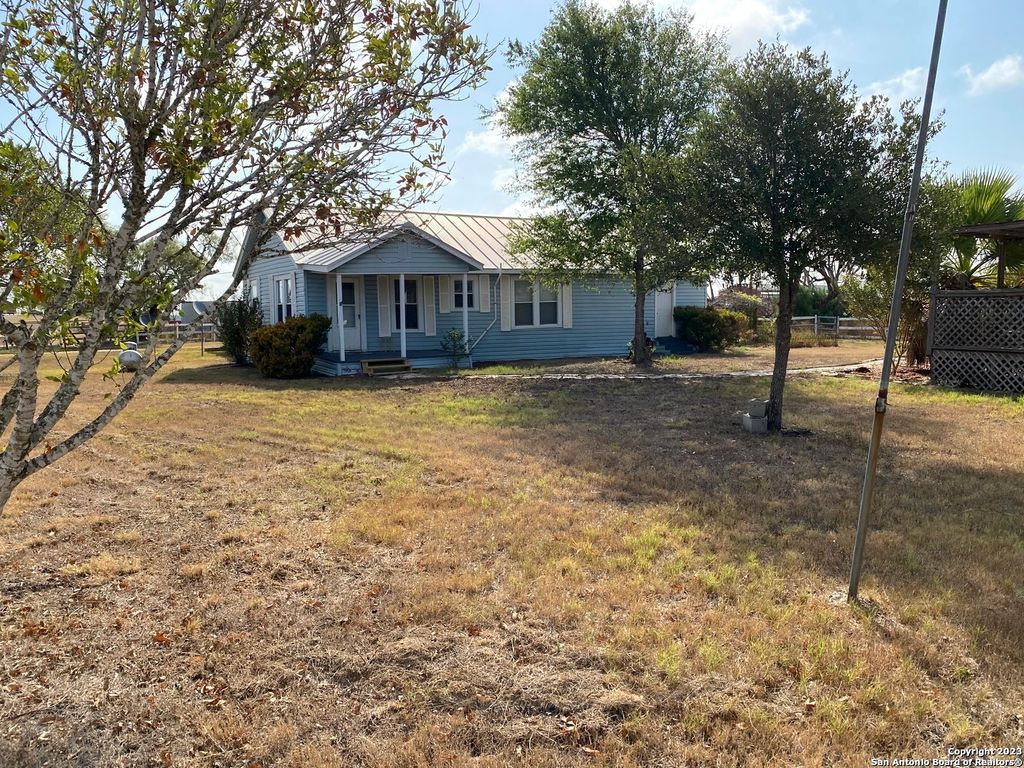 2667 COUNTY ROAD 134, Floresville, TX 78114