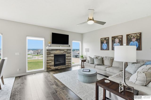 11012 Superior Drive, Papillion, NE 68046