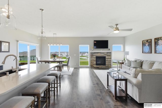 11012 Superior Drive, Papillion, NE 68046