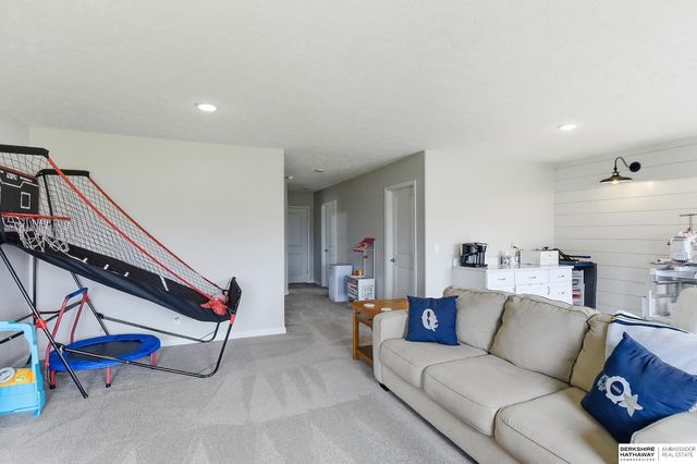 11012 Superior Drive, Papillion, NE 68046