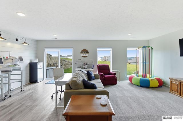 11012 Superior Drive, Papillion, NE 68046