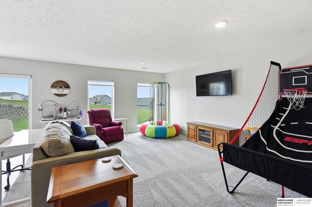 11012 Superior Drive, Papillion, NE 68046