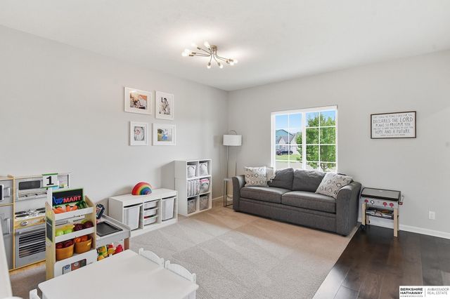 11012 Superior Drive, Papillion, NE 68046