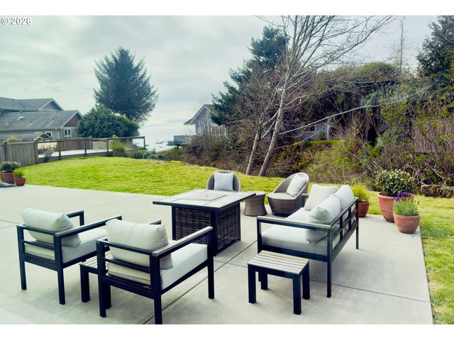 7205 EDGE CLIFF Dr, Brookings, OR 97415