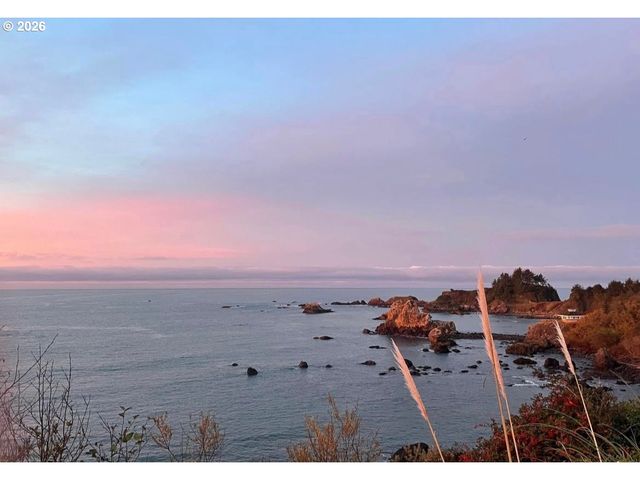 7205 EDGE CLIFF Dr, Brookings, OR 97415