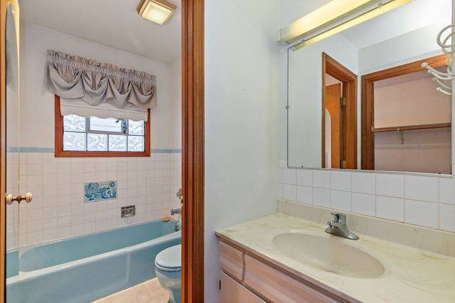 1040 Beau Brummel Court, Sleepy Hollow, IL 60118