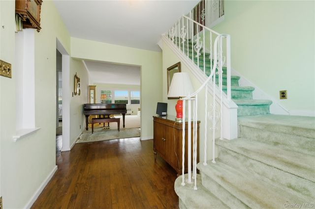 66 Woods Avenue, Malverne, NY 11565