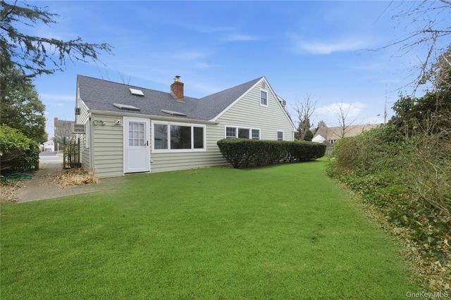 66 Woods Avenue, Malverne, NY 11565