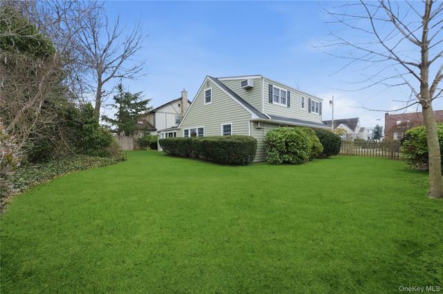 66 Woods Avenue, Malverne, NY 11565