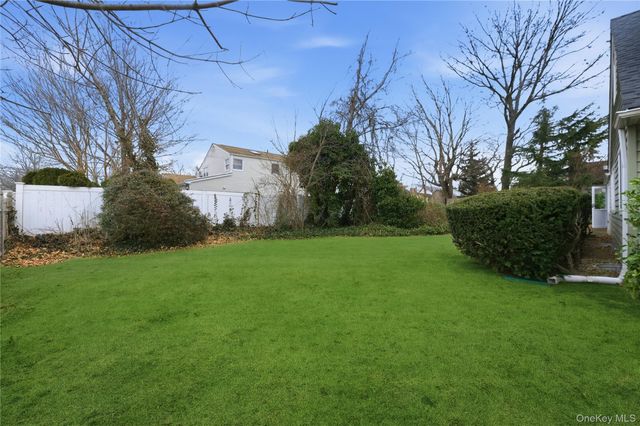 66 Woods Avenue, Malverne, NY 11565