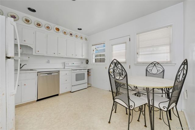 66 Woods Avenue, Malverne, NY 11565