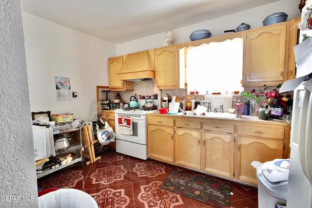 109 5th Street SE, Fabens, TX 79838