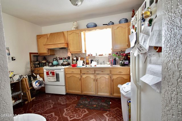 109 5th Street SE, Fabens, TX 79838