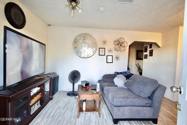 109 5th Street SE, Fabens, TX 79838