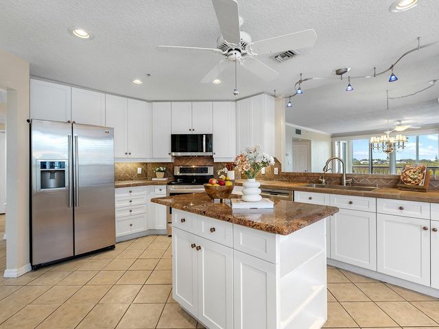 5420 EAGLES POINT CIRCLE 106, Sarasota, FL 34231