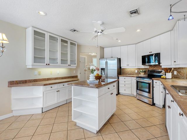 5420 EAGLES POINT CIRCLE 106, Sarasota, FL 34231