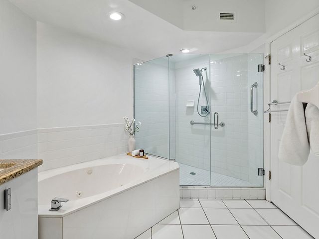 5420 EAGLES POINT CIRCLE 106, Sarasota, FL 34231